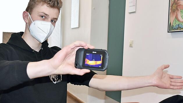 Kilian Wagner hat auf seinen Unterarm mit Eisspray einen Strich gesprüht. Jetzt demonstriert er, wie die Wärmebildkamera die Abkühlung misst.