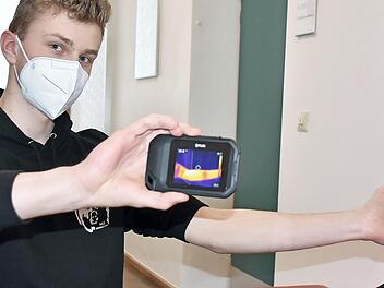 Kilian Wagner hat auf seinen Unterarm mit Eisspray einen Strich gespr&uuml;ht. Jetzt demonstriert er, wie die W&auml;rmebildkamera die Abk&uuml;hlung misst.