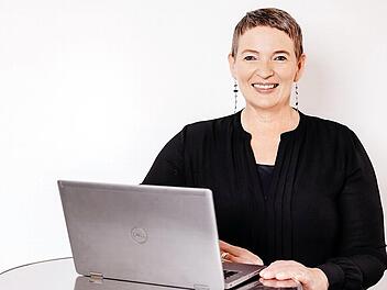 Anja Wagler berät Frauen mit einer Brustkrebserkrankung in persönlichen Gesprächen oder online über Zoom.