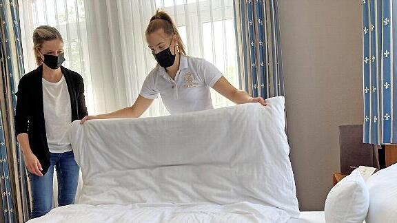Gehört alles dazu - auch Betten machen, wie hier unter Anleitung von Stefanie Knorr.