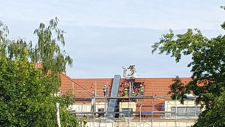 Bamberg: Dachstuhlbrand löst Feuerwehreinsatz aus - Polizei sperrt Straße