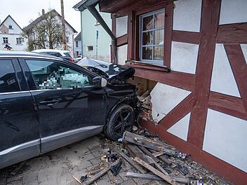 Peugeot durchschlägt Hauswand: 54-jähriger Fahrer muss reanimiert werden