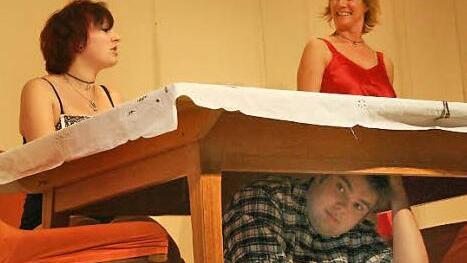 Jasmin Ott und Doris Haeffner stellen die Töchter des Bauers Wassermann dar. Ach ja: Unter dem Tisch versteckt sich der heimliche Verlobte von Tochter Heidi, gespielt von Florian Hildebrand.