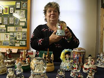 Schneekugeln und Spieluhren sammelt Steffi Eckert. Einen Teil ihrer Schätze  präsentiert sie  ab 9. Dezember im Stadtsteinacher Heimatmuseum. Fotos: Sonja Adam