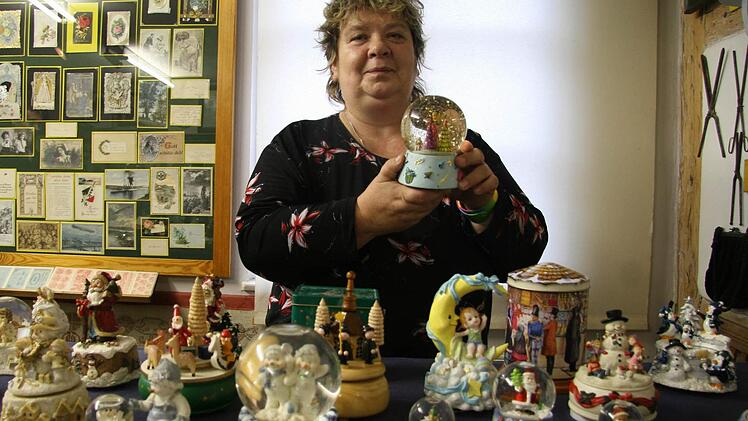 Schneekugeln und Spieluhren sammelt Steffi Eckert. Einen Teil ihrer Schätze  präsentiert sie  ab 9. Dezember im Stadtsteinacher Heimatmuseum. Fotos: Sonja Adam