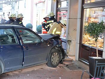 Schwer verletzt wurde ein vermutlich 53-jähriger Autofahrer, der am Montag gegen 9.30 Uhr in die Fassade der Konditorei Graupner in der Langen Straße in Bamberg krachte. Foto: Ronald Rinklef