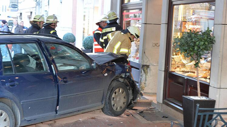 Schwer verletzt wurde ein vermutlich 53-jähriger Autofahrer, der am Montag gegen 9.30 Uhr in die Fassade der Konditorei Graupner in der Langen Straße in Bamberg krachte. Foto: Ronald Rinklef