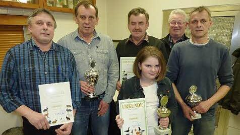 Pokalsieger und Vereinsmeister des Kleintierzuchtvereins Reitsch. Von links: Uwe Gratzke, Harald Löffler (deutscher Meister), Bernhard Förtsch, Sophie Rühr, Horst Roth und Arnd Gratzke.  Foto: Gerd Fleiaschmann