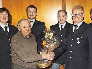 Ehrungen bei der Feuerwehr Lahm (von links): Kommandantin Claudia Ehrlinger, Werner Hümmer, Gerätewart Fabian Heinrich, Heinz Angermüller, Vorsitzender Peter Kraus, Gerätewart Jürgen Schulz.  Foto: Stelzner