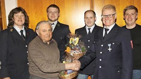Ehrungen bei der Feuerwehr Lahm (von links): Kommandantin Claudia Ehrlinger, Werner Hümmer, Gerätewart Fabian Heinrich, Heinz Angermüller, Vorsitzender Peter Kraus, Gerätewart Jürgen Schulz.  Foto: Stelzner