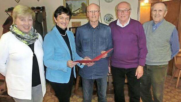 F&uuml;r 40-j&auml;hrige Treue wurde Hermann Hohner (Mitte) bei der Hauptversammlung des SPD-Ortsvereins Ludwigschorgast geehrt. Mit im Bild (von links) Zweite Vorsitzende Elli Konrad, Landtagsvizepr&auml;sidentin Inge Aures, Vorsitzender Tobias Braunersreuther und Kassierer Richard Burger. Foto: Tobias Braunersreuther