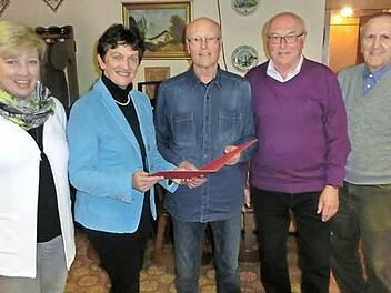 Für 40-jährige Treue wurde Hermann Hohner (Mitte) bei der Hauptversammlung des SPD-Ortsvereins Ludwigschorgast geehrt. Mit im Bild (von links) Zweite Vorsitzende Elli Konrad, Landtagsvizepräsidentin Inge Aures, Vorsitzender Tobias Braunersreuther und Kassierer Richard Burger. Foto: Tobias Braunersreuther