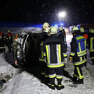 Seitliche Schlitterpartie auf schneebedeckter Fahrbahn – Rettungsdienst als Ersthelfer vor Ort