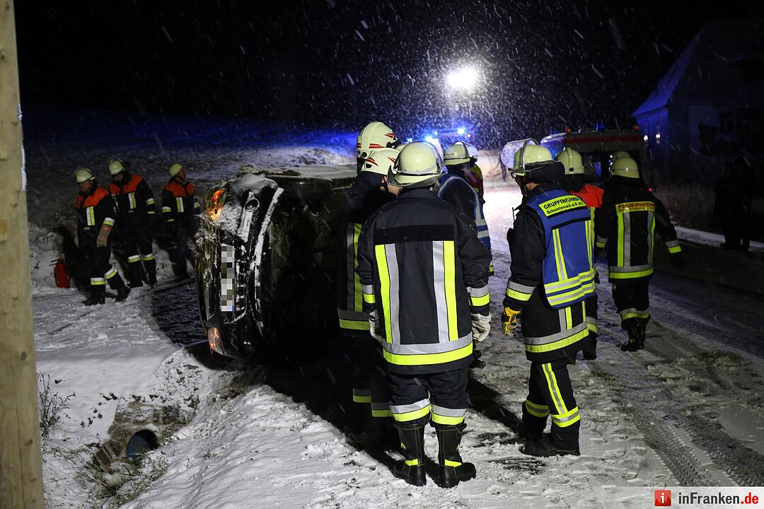 Seitliche Schlitterpartie auf schneebedeckter Fahrbahn – Rettungsdienst als Ersthelfer vor Ort