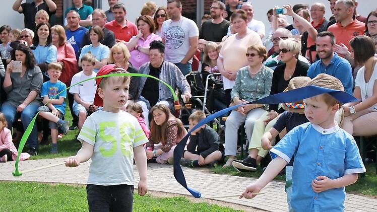 Mit Bändern zeigen zwei Buben hier einen jener Tänze, die die Kinder fürs große Fest einstudiert hatten.