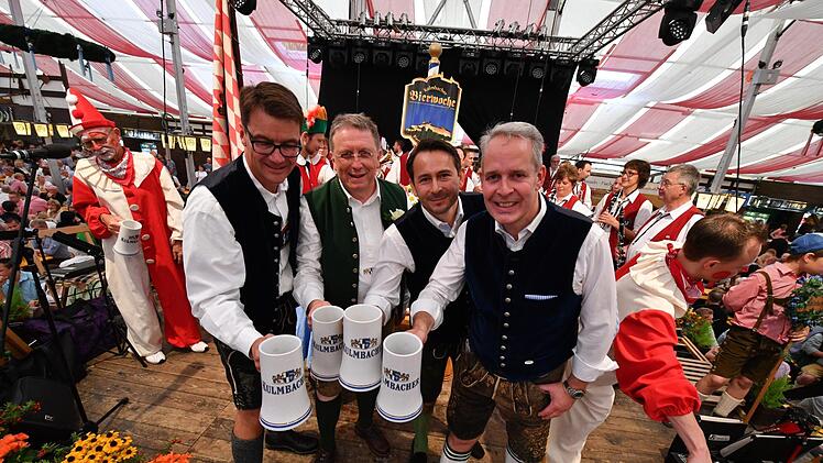 Die Brauereivorstände stoßen mit OB Schramm auf eine schöne Bierwoche 2017 an.