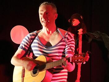 Im gestreiften Badeeinteiler sang Viktor Bleibtreu "Pack die Badehose ein". Foto: Klaus Klaschka