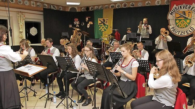 Das Orchester des Musikvereins mit Dirigentin Katja Sperber Foto: Mathias Erlwein