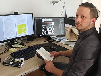 Schreiben, Korrekturlesen, Cover gestalten und seine Bücher vermarkten: Dominik Meier arbeitet rund 10 Stunden am Tag an seinen Werken für den großen Traum von einer Schriftsteller-Karriere. Foto: Ronald Heck