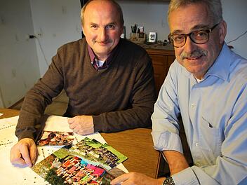 Hubert Schmitt (links) und Stefan Kronewald blättern durch zehn Jahre Foto-Geschichte der Revival-Band. Johannes Schlereth