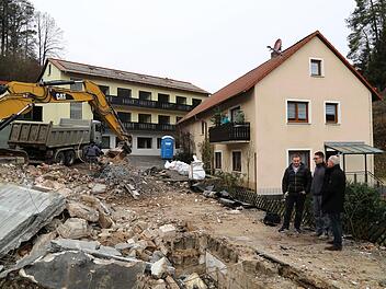 Die Reste des Cafés "Regina", das Gästehaus wird noch abgerissen. Links vom Privathaus wird ein Fußweg angelegt.  Bürgermeister  Markus  Grüner im Gespräch mit Ulrich Meierhöfer und Michael Schmidt. Foto: Franz Galster