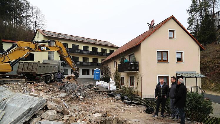 Die Reste des Cafés "Regina", das Gästehaus wird noch abgerissen. Links vom Privathaus wird ein Fußweg angelegt.  Bürgermeister  Markus  Grüner im Gespräch mit Ulrich Meierhöfer und Michael Schmidt. Foto: Franz Galster