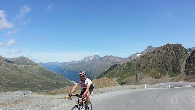 Michael Bayer bei einer seiner zahlreichen Alpenpass-Fahrten, hier kurz vor dem Kaunertaler Gletscher auf &uuml;ber 2700 Metern.privat