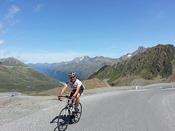 Michael Bayer bei einer seiner zahlreichen Alpenpass-Fahrten, hier kurz vor dem Kaunertaler Gletscher auf über 2700 Metern.privat