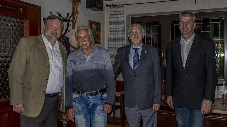 Joachim Brosch (2. von links) wurde für 60-jährige, Manfred Suffa (2. von rechts) für 50-jährige Mitgliedschaft geehrt. Eduard Stein (links) würdigte die herausragenden Leistungen der beiden, die Auszeichnung mit Urkunde und Ehrennadel nahm  Ortsverbandsvorsitzender Frank Sünkel (rechts) vor.Christian Köferstein