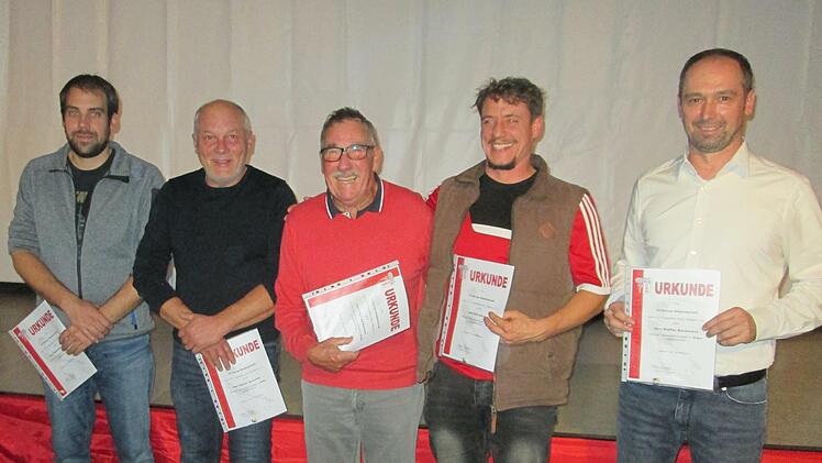 Silber für 25 Jahre Mitgliedschaft  gab es für (v. l.) Sebastian Müller, Günter Schneider, Manfred Reichert, Felix Neuland und Steffen Stockmann. Foto: Winfried Ehling