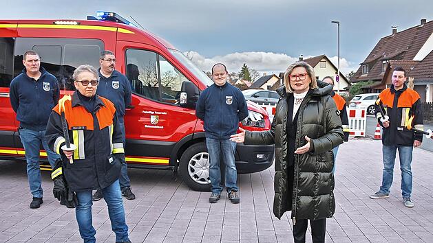 Die Feuerwehr Kleinsendelbach freut sich mit Bürgermeisterin Gertrud Werner (vorne, rechts) über einen neuen Mannschaftswagen und ein neues Gerätehaus.