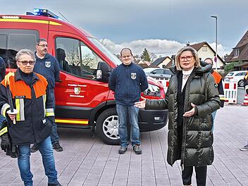 Die Feuerwehr Kleinsendelbach freut sich mit Bürgermeisterin Gertrud Werner (vorne, rechts) über einen neuen Mannschaftswagen und ein neues Gerätehaus.
