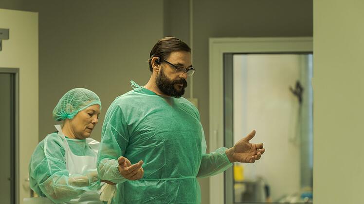 Professor Henning Kirchhoff (Alexander Beyer) bittet seine Ex-Frau um einen Gefallen.