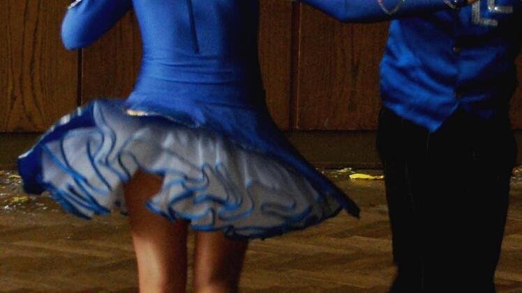 Marie Hess und Jule Friedrich von der Nachwuchsgarde des SKK legten eine flotte Sohle aufs Parkett.