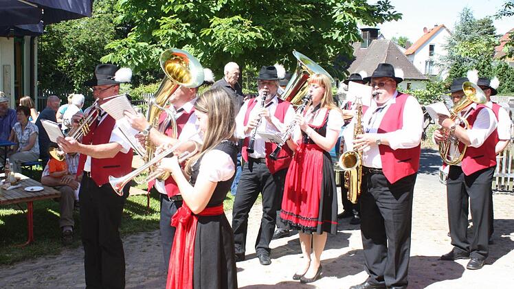 Die Weingartsgreuther Musikanten machten einen Überraschungsbesuch.