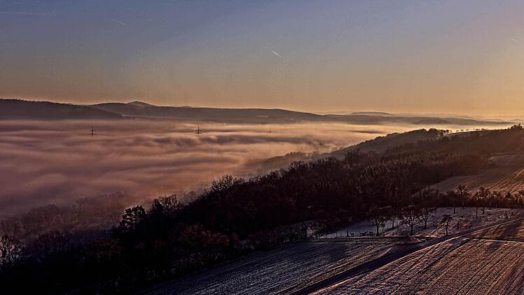 Sonnenaufgang am Montagmorgen auf der Wallburg in Eltmann mit Blick in Richtung Stettfeld. Foto: Alexander Leuchter