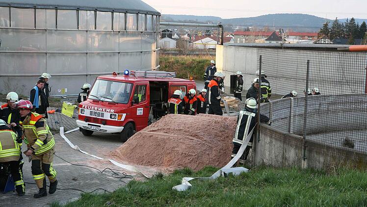 Feuerwehrleute versuchen mit mehreren Pumpen, die Gülle in ein Klärbecken zu leiten. Fotos: Stefan Johannes