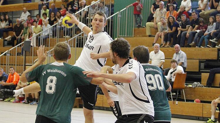 Jonas Höfner (am Ball) feierte im ersten Spiel der TS Lichtenfels ein prima Comeback. Auch wenn die Niederlage für die TSL sehr schmerzlich gegen den TV Weidhausen (hier mit Daniel Recknagel, Nr. 8 und Christian Büttner, Nr. 90) ausfiel, so war die Leistung von Höfner mit insgesamt acht Toren doch überragend. Foto: Heike Günther