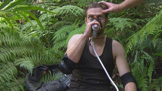 Jörn Schlönvoigt muss beatmet werden. Fotos: RTL Alle Infos zu "Ich bin ein Star - Holt mich hier raus!" im Special bei RTL.de: www.rtl.de/cms/sendungen/ich-bin-ein-star.html