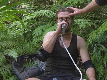 Jörn Schlönvoigt muss beatmet werden. Fotos: RTL Alle Infos zu "Ich bin ein Star - Holt mich hier raus!" im Special bei RTL.de: www.rtl.de/cms/sendungen/ich-bin-ein-star.html