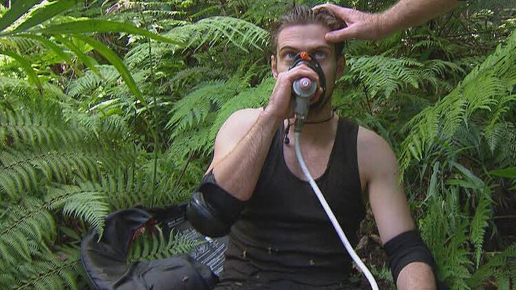 Jörn Schlönvoigt muss beatmet werden. Fotos: RTL Alle Infos zu "Ich bin ein Star - Holt mich hier raus!" im Special bei RTL.de: www.rtl.de/cms/sendungen/ich-bin-ein-star.html