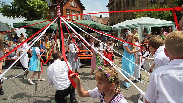 Wenn alles gut geht, dann löst sich das schmucke Flechtmuster, das die Tänzer und Tänzerinnen gewebt haben wieder auf. Foto: Sonja Adam