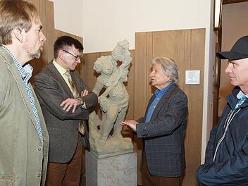 Stadtbaumeister Detlef Mohr, Bürgermeister Armin Warmuth, Siegfried Herterich und Norbert Herterich im Gespräch über die Sandstein-Skulptur im Remter. Foto: Arkadius Guzy