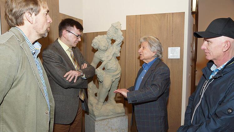 Stadtbaumeister Detlef Mohr, Bürgermeister Armin Warmuth, Siegfried Herterich und Norbert Herterich im Gespräch über die Sandstein-Skulptur im Remter. Foto: Arkadius Guzy