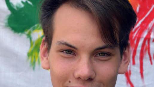 Marcus Schober vor dem selbst entworfenen Logo ist mit Leib und Seele Pfadfinder. Foto: Andreas Welz