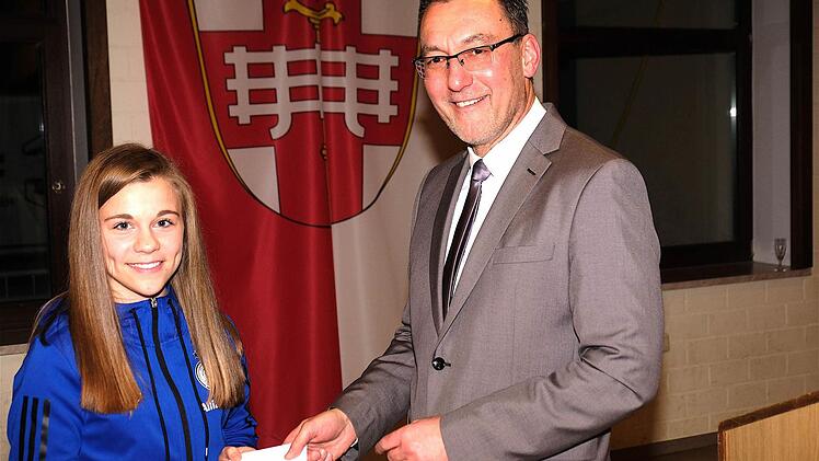 Bürgermeister Thomas Hack gratulierte der U17-Kickerin Annika Graser zum sportlichen Nationalniveau.  Foto: Gerd Schaar
