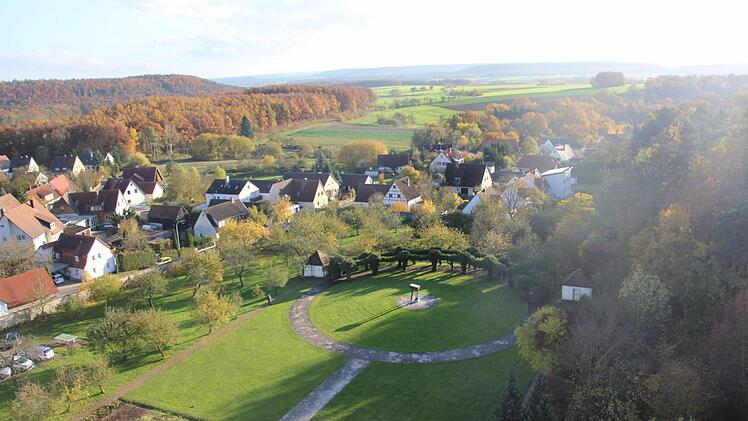 Ein Blick von oben auf die Außenanlage des Bildungshauses.