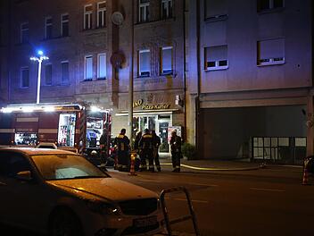 Nach dem Fund einer leblosen Frau in einer brennenden Wohnung in Nürnberg hat die Mordkommission Ermittlungen aufgenommen. Foto: NEWS5 / Grundmann