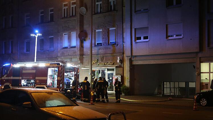 Nach dem Fund einer leblosen Frau in einer brennenden Wohnung in Nürnberg hat die Mordkommission Ermittlungen aufgenommen. Foto: NEWS5 / Grundmann