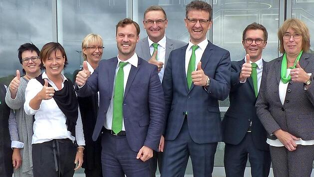 Bereichsleiter Hubert Carl, Direktor Christian Grebner und der stellvertretende Personalratsvorsitzende Jörg Scheffel gratulieren den Jubilaren der AOK-Direktion Coburg.  Foto: privat